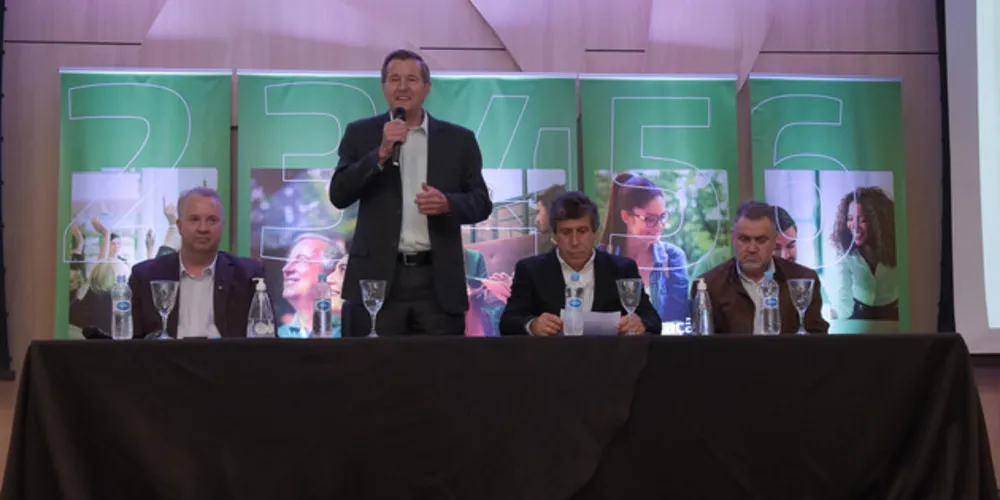 Marcio Zwierewicz, diretor executivo da cooperativa; Popke Ferdinand Van der Vinne, presidente; José Álvaro Goes Filho, vice presidente da cooperativa; e Artur Sawatzky, Presidente do Conselho Fiscal da cooperativa.