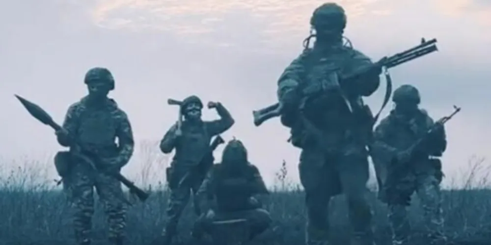 Alex e os companheiros fazendo uma performance ao som de “Smell Like Teen Spirit” do Nirvana.