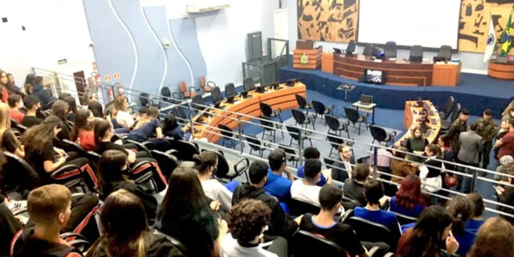 Estudantes participantes do projeto estiveram na Câmara de Vereadores