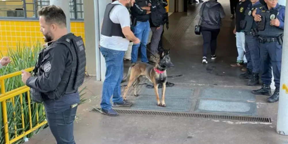 A ameaça mobilizou autoridades na entrada do colégio