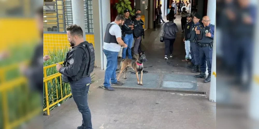 A ameaça mobilizou autoridades na entrada do colégio