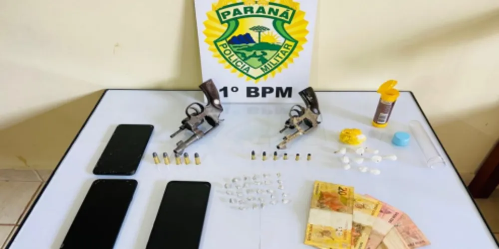 Foram encontradas as armas usadas no crime, 5g de crack, 32g de cocaína e a motocicleta utilizada no momento dos disparos.