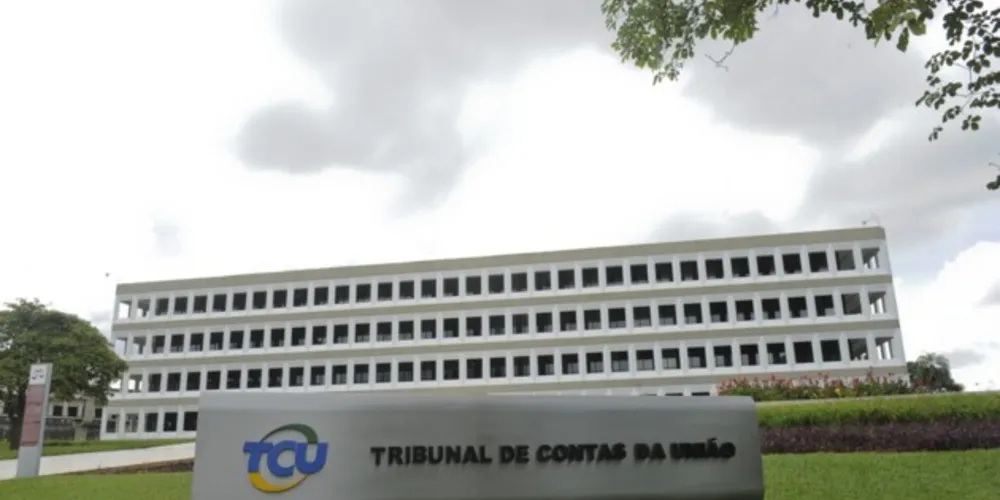 O caso foi trazido à tona pelo deputado Elias Vaz (PSB-GO), que na segunda-feira (11) denunciou a compra do medicamento