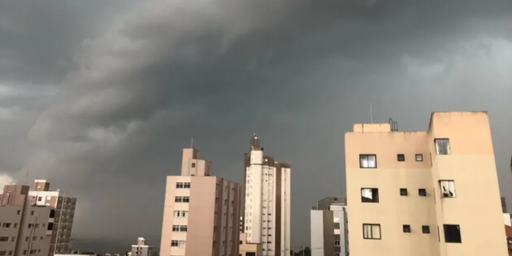 Tempestade chegou ao município por volta das 13 horas