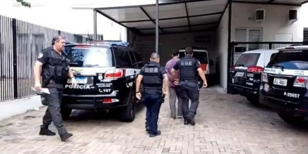 Filho do casal também foi preso. Crime que resultou na morte de uma mulher ocorreu em 2020
