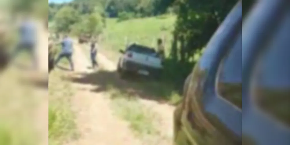 Duas famílias começaram um tiroteio devido a uma disputa de terras em Bom Jesus do Sul, no sudoeste do Paraná.