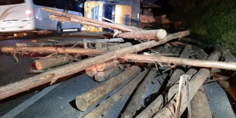 Com o acidente, a carreta invadiu a pista contrária e a carga se espalhou na rodovia, mas não atingiu nenhum carro.