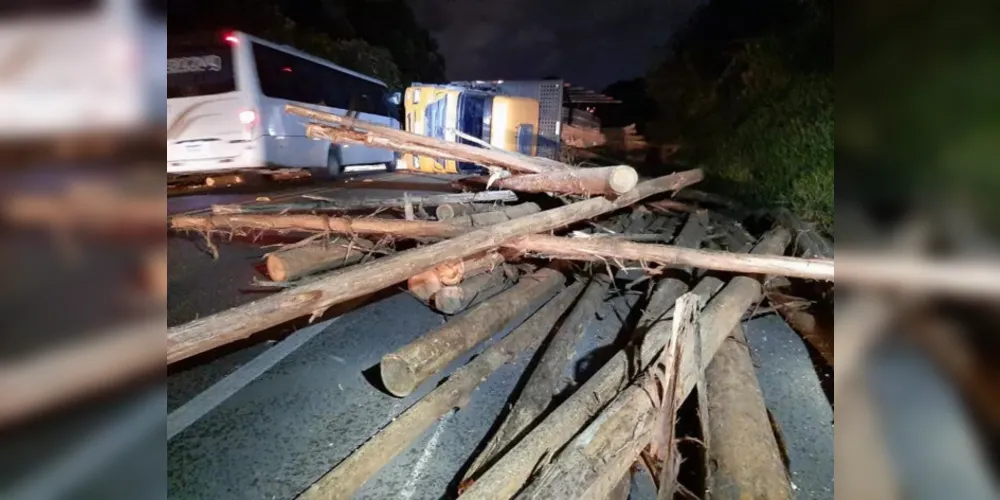 Com o acidente, a carreta invadiu a pista contrária e a carga se espalhou na rodovia, mas não atingiu nenhum carro.