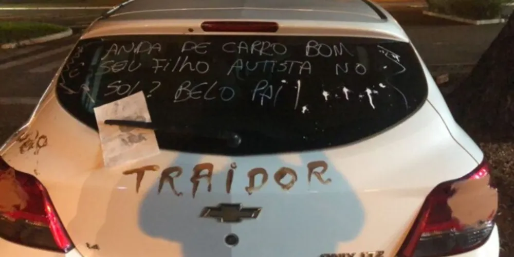 Além de 'traidor' outras frases foram escritas como: "Anda de carro bom, seu filho autista no sol, belo pai!”
