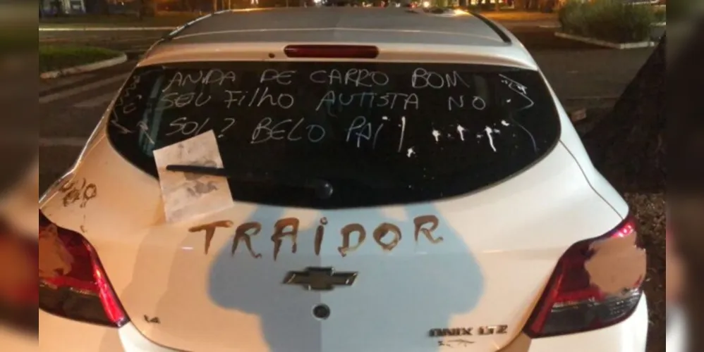 Além de 'traidor' outras frases foram escritas como: "Anda de carro bom, seu filho autista no sol, belo pai!”