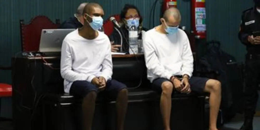 Lucas Cézar dos Santos de Souza e Flávio dos Santos Rodrigues, durante Julgamento na 3ª Vara Criminal de Niterói
