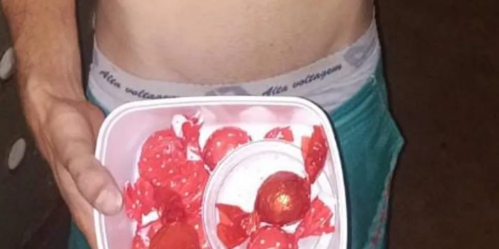 O homem foi preso vendendo ‘trufas’ de crack na rua.