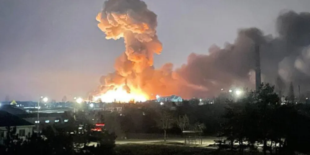 Ataque russo atinge zona comercial de Kiev