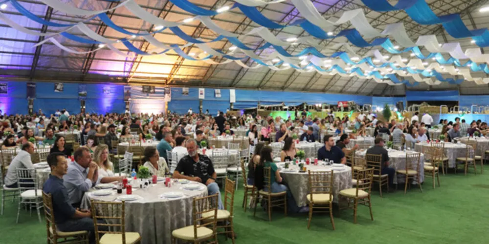 Jantar reuniu produtores no Pavilhão Agroleite do Parque de Exposições Dário Macedo