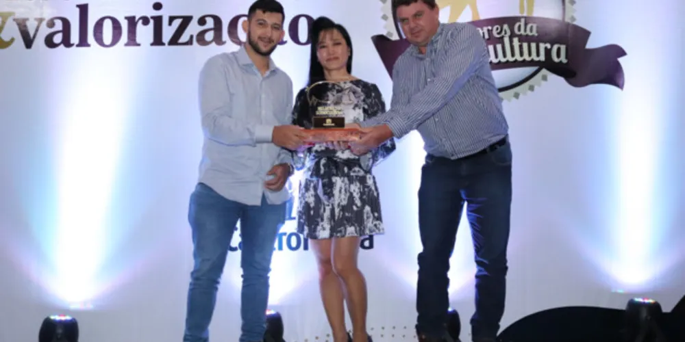 A cooperada Margareth Junko Kagawa Akahane, da Chácara Lageado, levou o troféu Granja Destaque na categoria Terminadores - Cooperados.