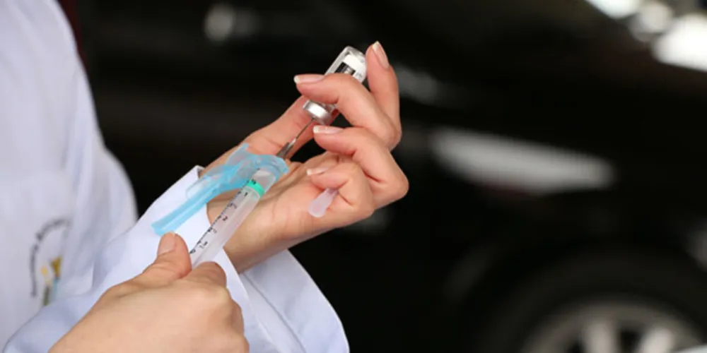 As vacinas serão aplicadas em pessoas com mais de 18 anos que tomaram a 2ª dose até 11 de dezembro.
