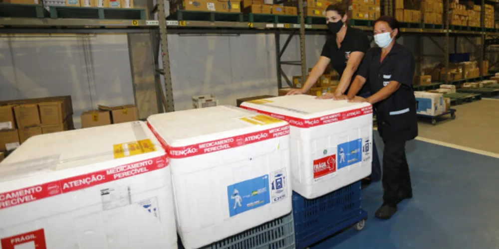 Distribuição de vacinas contra Covid 19, para as regionais de saúde do Paraná, no Cemepar, em Curitiba