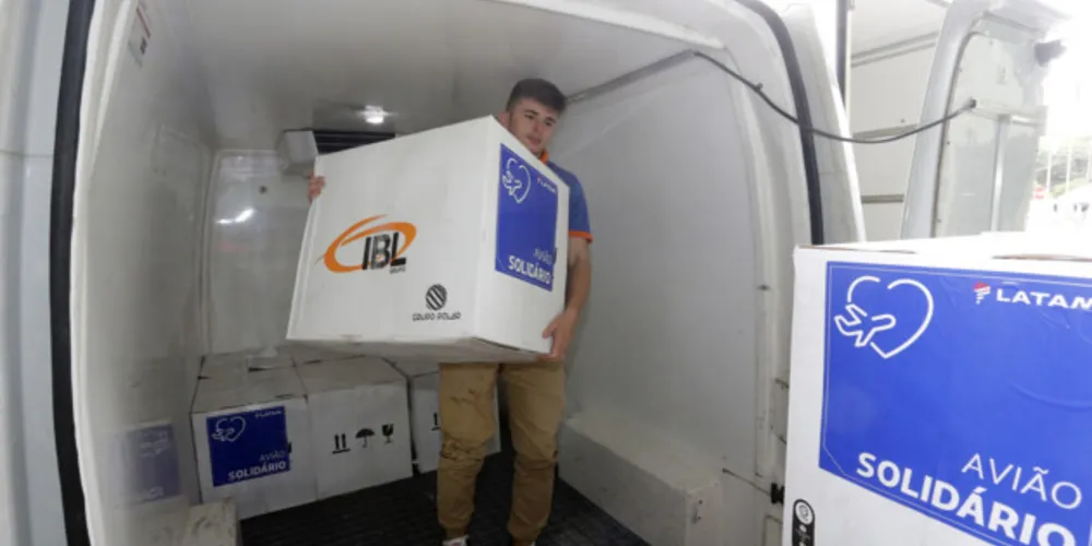 Chegada de Vacinas contra Covid 19, na sede do Cemepar, em Curitiba.