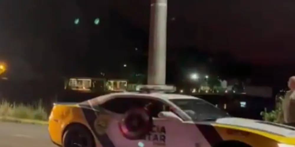 Carros esportivos e viaturas históricas da PM estão expostos no Litoral durante o Carnaval.