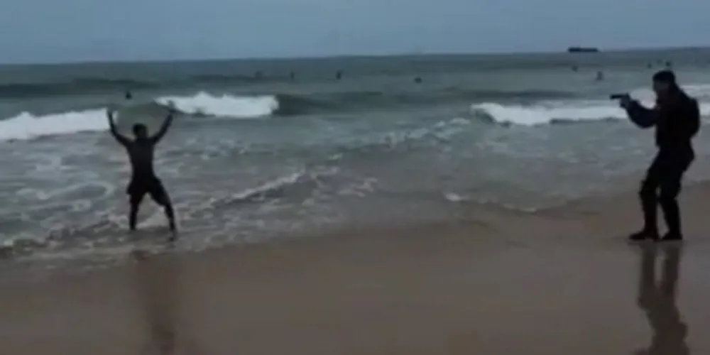 Jovem de 18 anos jogou um pacote com drogas antes de tentar escapar da polícia pelo mar, diz polícia