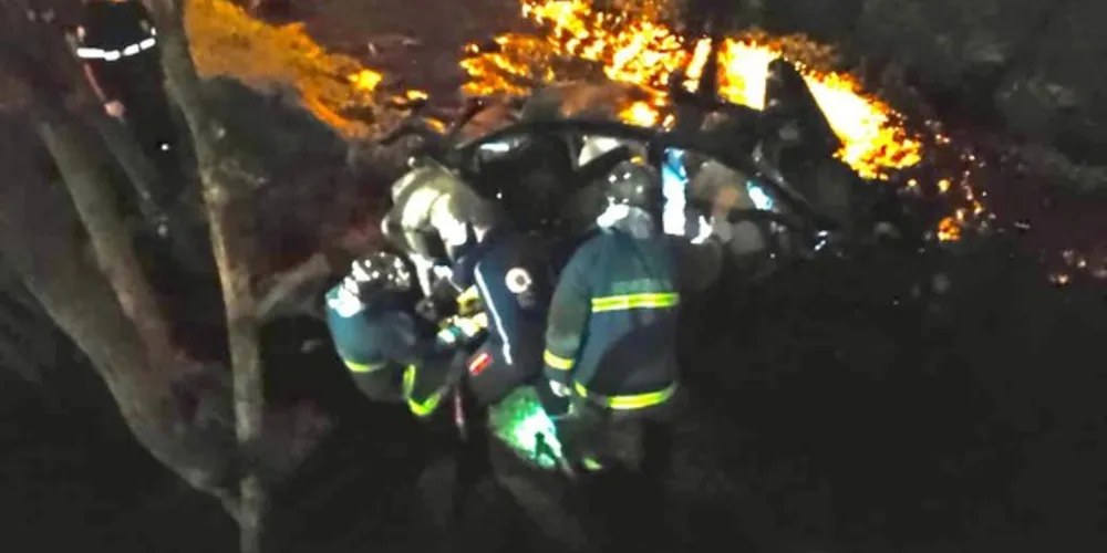 Acidente aconteceu na madrugada de hoje e mobilizou socorristas do Corpo de Bombeiros.