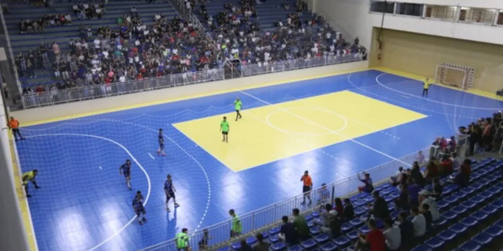 Ginásios municipais reuniram mil atletas neste fim de semana, com 90 jogos