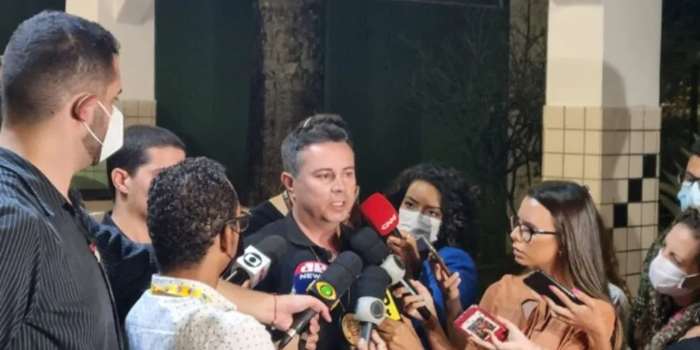 Vítima tem 29 anos e está internada. Investigadores apontam tentativa de latrocínio