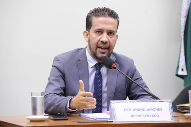 Deputado federal pelo Avante, André Janones, 37 anos.