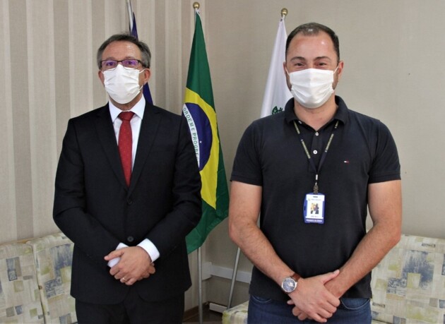 À esquerda o presidente da OAB/PG, Jorge Sebastião, e à direita o presidente da Câmara, Daniel Milla.