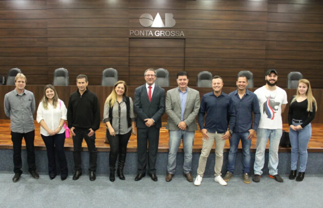 Ao centro o presidente da OAB de Ponta Grossa, Jorge Sebastião, e visitantes da UniSecal.