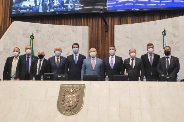 Lideranças do Paraná, durante sessão na Assembleia Legislativa.