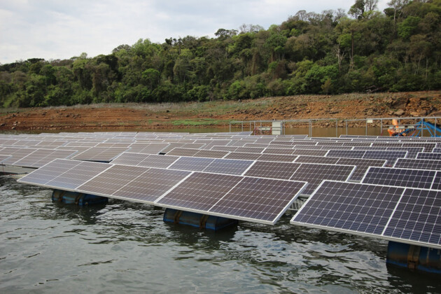 Usina solar flutuante é composta de 276 módulos fotovoltaicos.