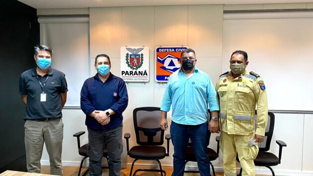Vereador Diego Macedo e lideranças da Defesa Civil, em Curitiba.