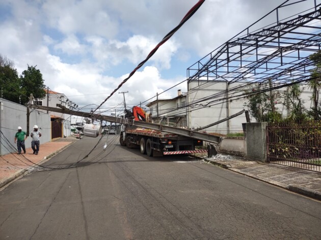 Ocorrência mobilizou agentes de trânsito da Prefeitura e equipes da Copel no cruzamento das ruas Francisco Otaviano e Rio de Janeiro