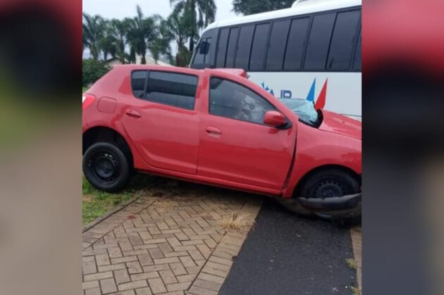 Um micro-ônibus bateu em dois veículos nesta manhã em Carambeí