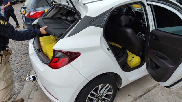 Quase 200 kg de maconha foram apreendidas em um carro roubado