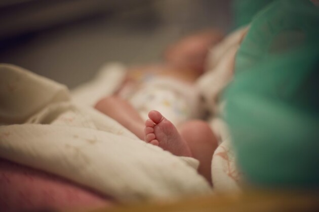 O bebê foi internado com sintomas respiratórios, mas não resistiu.
