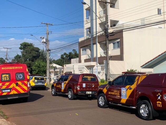 Várias equipes da Polícia Militar e do Corpo de Bombeiros foram acionadas para atender uma mulher mantida refém na manhã desta quinta-feira (24), em Cascavel