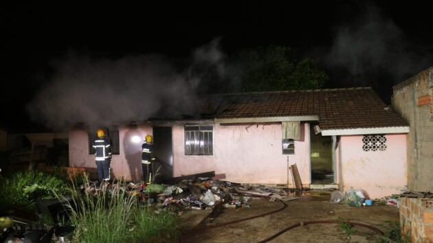 A casa ficou completamente destruída após o incêndio
