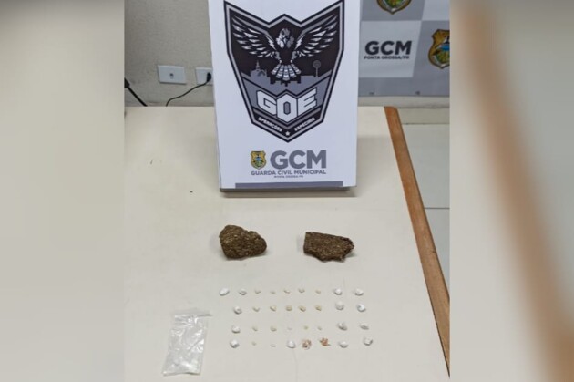 A equipe encontrou dois invólucros de maconha, 33 pedras de crack e um invólucro de cocaína.
