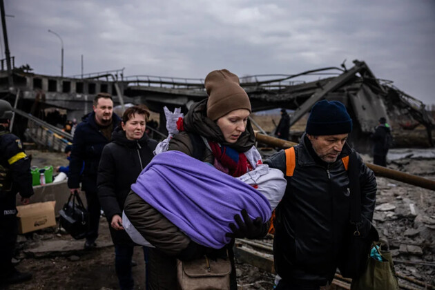 Civis ucranianos tentam escapar dos bombardeios constantes dos russos.