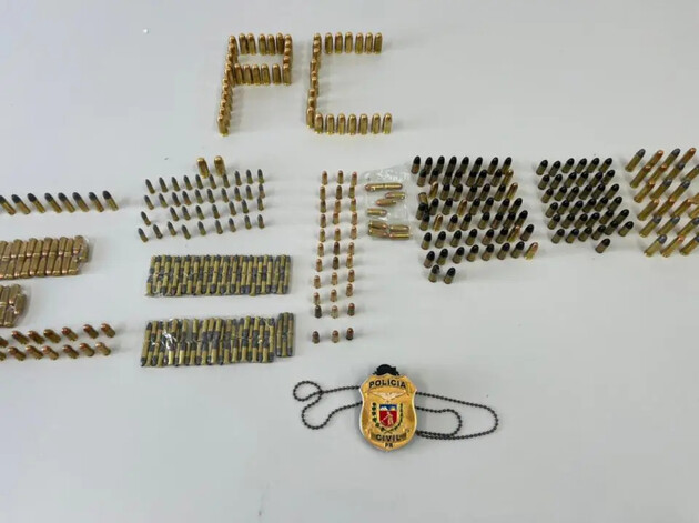 Mais de 500 munições de diversos calibres foram apreendidas pela polícia na casa da suspeita.