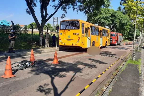 Um ciclista, de 25 anos, morreu depois que foi atropelado por um ônibus, no bairro Capão da Imbuia, em Curitiba.