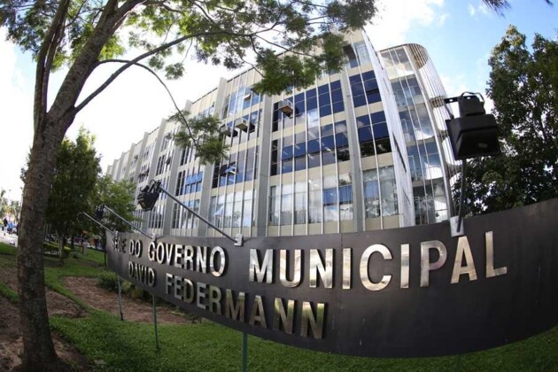 Profissionais participaram de Assembleia em frente ao Paço Municipal, na última quinta-feira.