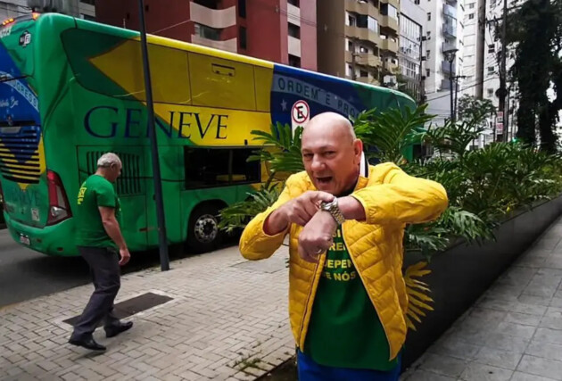 Um ônibus do empresário Luciano Hang, dono da rede de lojas Havan, foi multado por estacionar em local proibido.