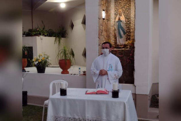 A Paróquia Nossa Senhora da Saúde ganhou na última sexta-feira (11), uma gruta em homenagem à Nossa Senhora de Lourdes.