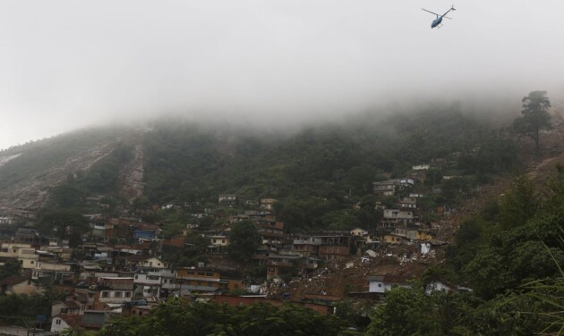 Embora com menos intensidade, a chuva ainda não parou.