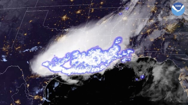 Imagem de satélite fornecida pela NOAA (Administração Nacional Oceânica e Atmosférica dos EUA) mostra um complexo de tempestades que contém o mais longo flash único (raio) do mundo.