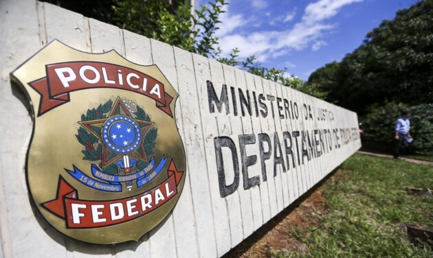 A Polícia Federal prendeu em flagrante um jovem pelo crime de moeda falsa, na tarde desta quinta-feira (10), em Paranaguá.