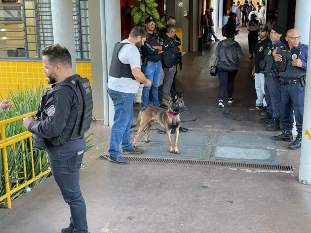 A ameaça mobilizou autoridades na entrada do colégio